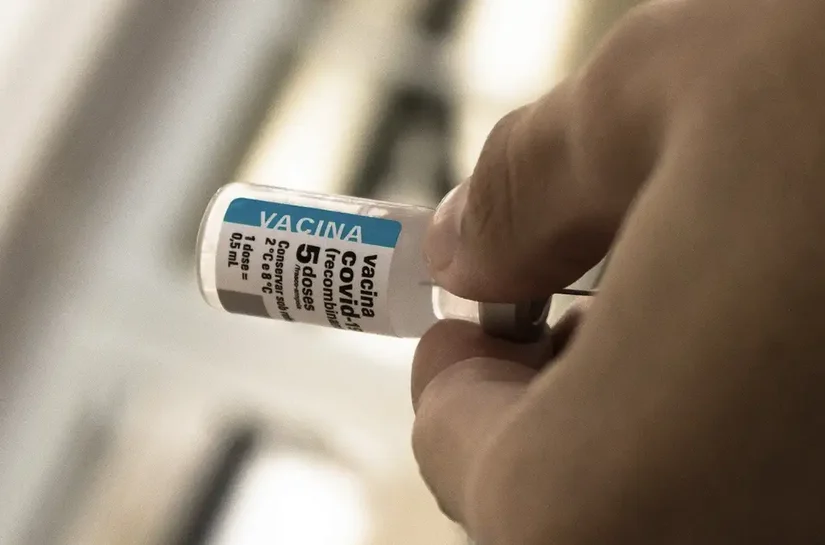 Após cinco anos de vacinação, covid recua, mas ainda preocupa