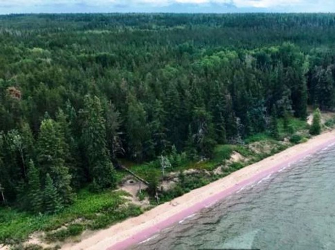 A pouco conhecida praia de areia roxa do Canadá