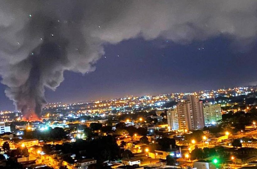 Veja Vídeos: Fogo destrói atacadista Realmat no bairro do Porto em Cuiabá; Bombeiros ficam feridos