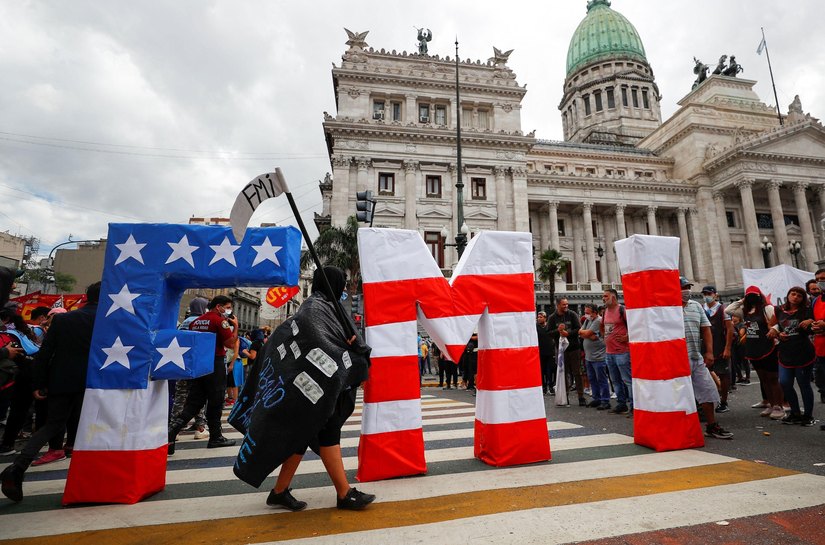 Argentina paga quase US$ 2,6 bilhões ao FMI, com reservas no nível mais baixo em quase 20 anos