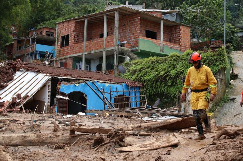 Sobe para 49 o número de mortos no litoral norte de São Paulo