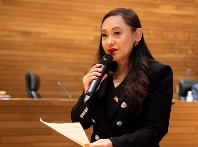 Prefeita de cidade na Califórnia renuncia após admitir ser agente da China