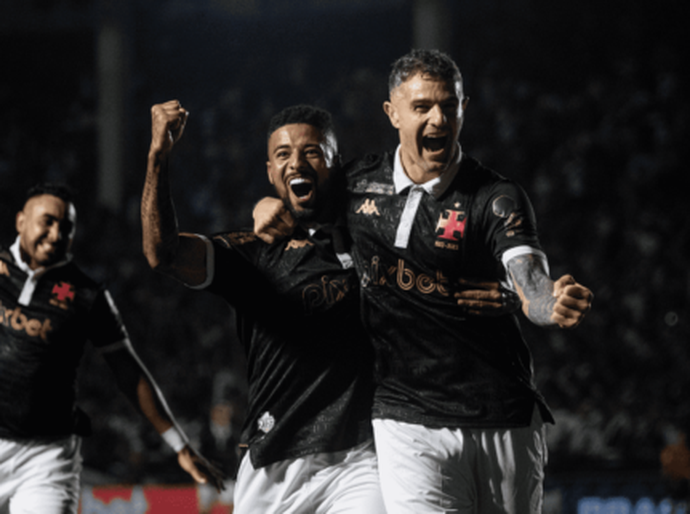 Vasco goleia Coritiba em reencontro da torcida com São Januário e respira no Brasileirão