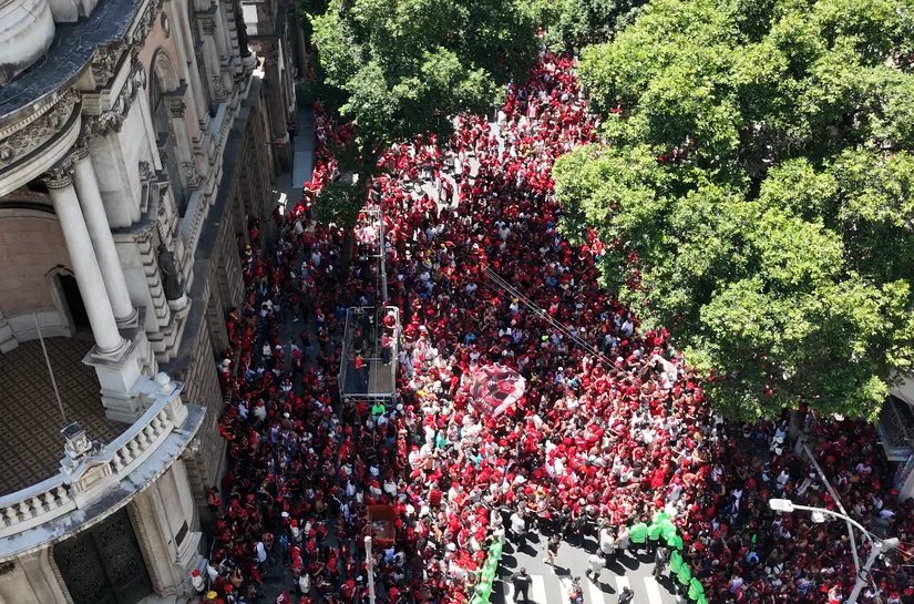 Flamengo desembarca no Rio e torcida faz festa para receber jogadores