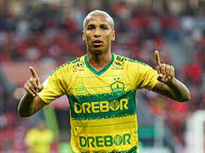 Deyverson marca no fim, e Cuiabá vence Inter de virada no Beira-Rio