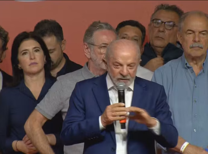Após eleição ir ao segundo turno, Lula diz que acredita na vitória sobre Flávio Bolsonaro
