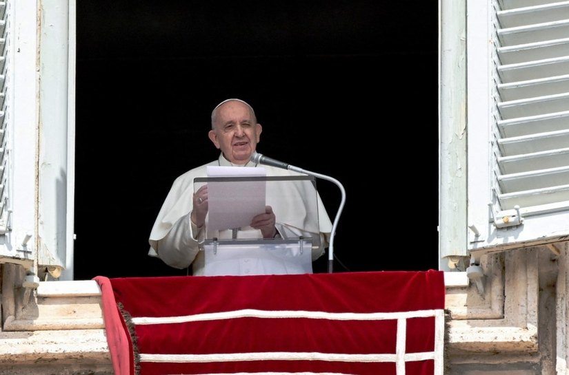Após quase 1 mês, Papa Francisco volta a receber fiéis na Praça de São Pedro