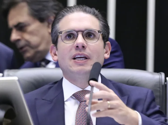 “Quem alimenta o nós contra eles acaba governando contra todos”, diz Hugo