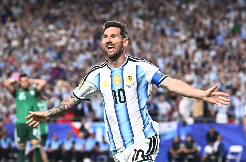 Com atuação histórica de Messi, Argentina vence Argélia na estreia da Copa
