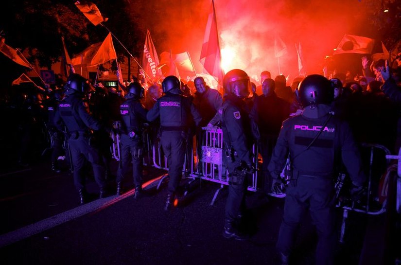 Manifestantes confrontam a polícia em protesto contra anistia a separatistas catalães