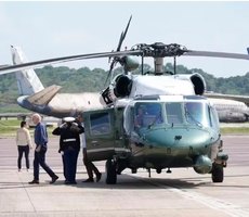 Biden conhece Rio Negro e vê áreas devastadas durante sobrevoo em Manaus