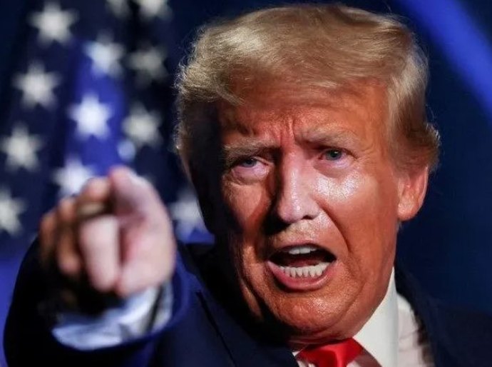 Juiz ameaça expulsar Trump do tribunal; ex-presidente responde: “Eu adoraria”