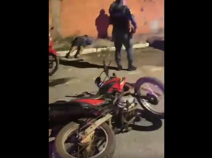 Homem com moto furtada em Cuiabá tenta fugir da PM em Cuiabá, bate em veículo, mas, acaba preso