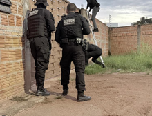 Polícia Civil cumpre 21 ordens judiciais contra núcleo de facção liderado por mulher em Cáceres