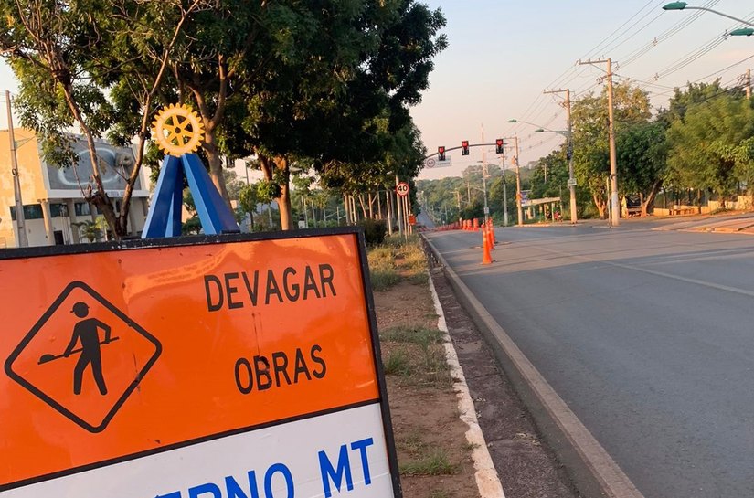 Veja Fotos: Com liminar da justiça, Governo de MT começa a ‘quebrar’ os canteiros da avenida do CPA para a implantação do BRT