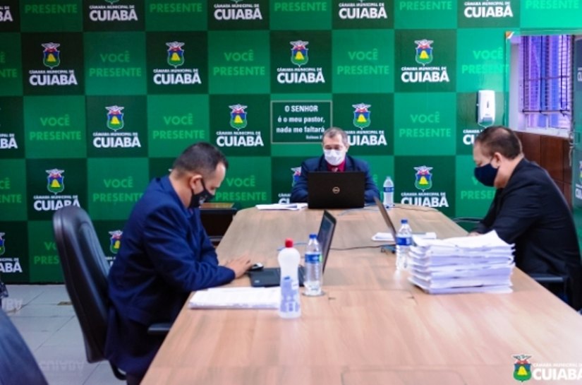 Vereadores de Cuiabá aprovam relatório e pedem a cassação do prefeito Emanuel