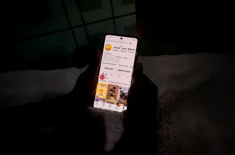 Os 'microtrabalhos' exaustivos na internet que atraem mulheres com promessa de renda sem sair de casa
