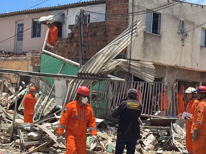 Explosão atinge oito casas, deixa dois mortos e nove feridos; bombeiros buscam cadeirante sob escombros
