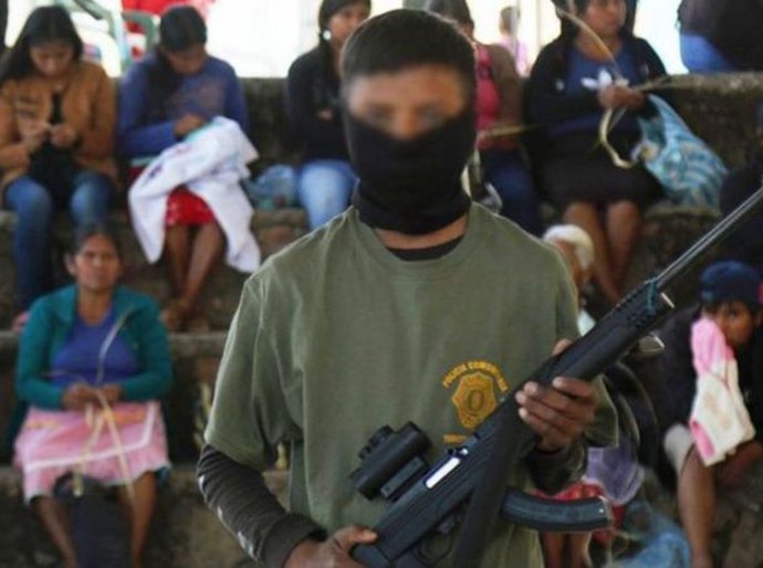 México: as imagens chocantes de crianças armadas no combate ao crime