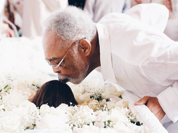 Velório de Preta Gil no Municipal tem emoção do filho, beijo de Gilberto Gil e multidão de fãs