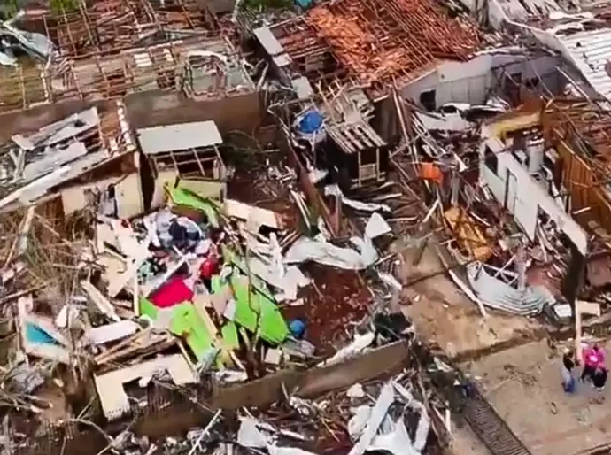 Tornado destrói 90% de cidade no Paraná e causa seis mortes