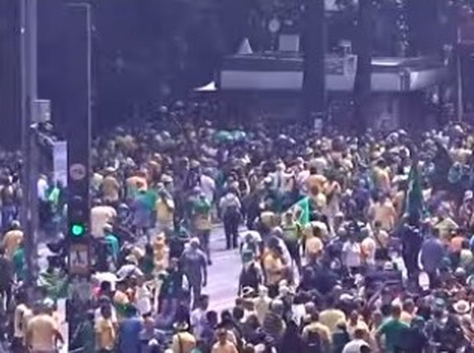 Manifestantes fazem ato contra Moraes na Av. Paulista