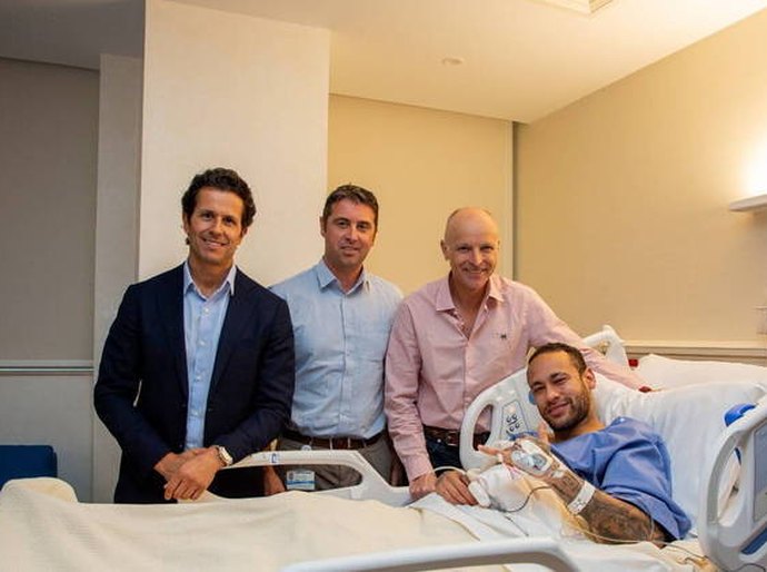 Após cirurgia no tornozelo direito, atacante Neymar recebe alta do hospital no Qatar