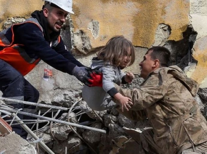 Turquia e Síria buscam contra o relógio por sobreviventes dos terremotos que causaram mais de 5.000 mortes