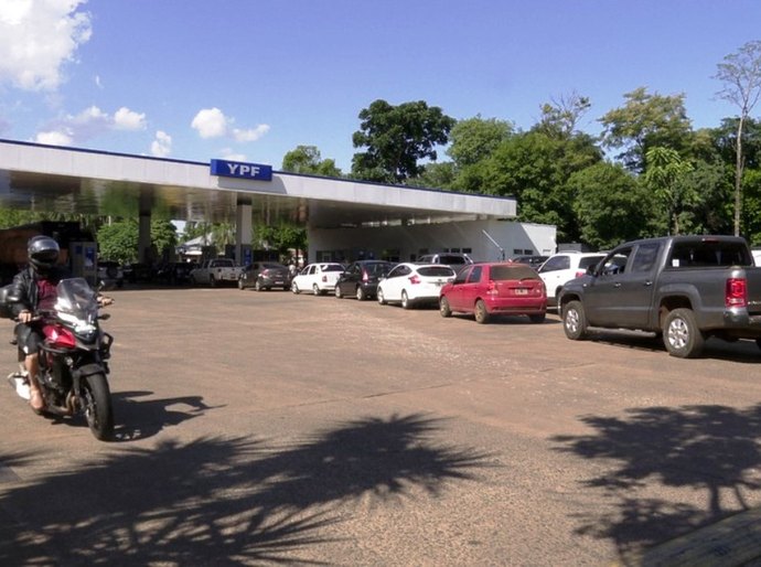 Brasileiros cruzam fronteira e fazem fila para abastecer na Argentina ao equivalente a R$ 3,10 por litro