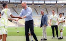 Príncipe William recebe camisa da Seleção Brasileira em visita ao Maracanã