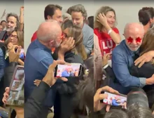 Vídeo: Veja o momento em que Lula descobre que foi reeleito