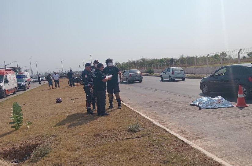 Veja Fotos: Tragédia na pista; motorista tenta atravessar avenida a pé e morre atropelado em frente ao Aeroporto de Várzea Grande