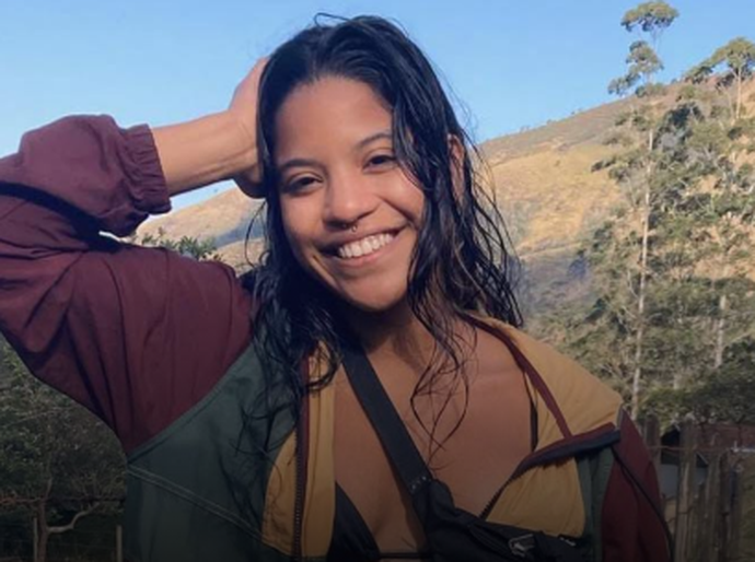Corpo de Juliana Marins é içado de vulcão na Indonésia e levado de maca até base