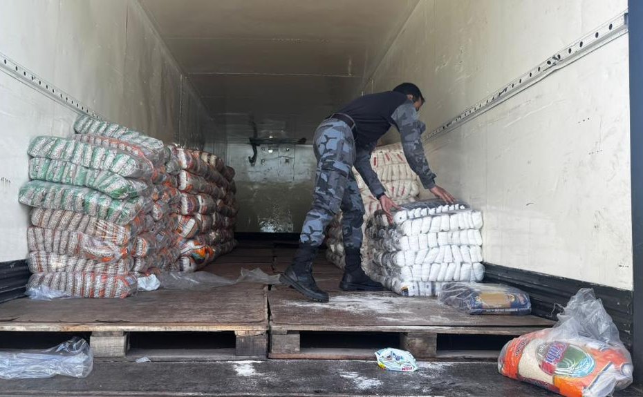 PM intercepta caminhão com produtos alimentícios e de limpeza que seriam de uma facção criminosa
