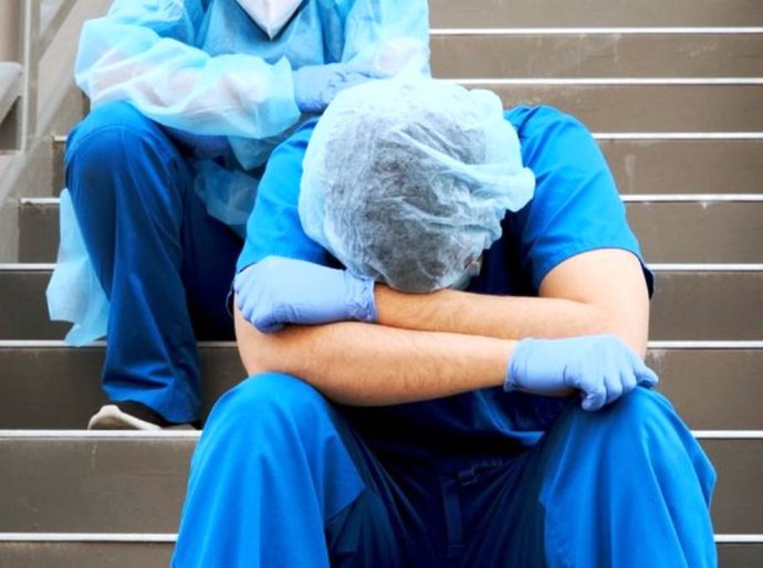 Do medo da covid-19 à desolação: enfermeiros enfrentam danos psicológicos do trabalho na pandemia