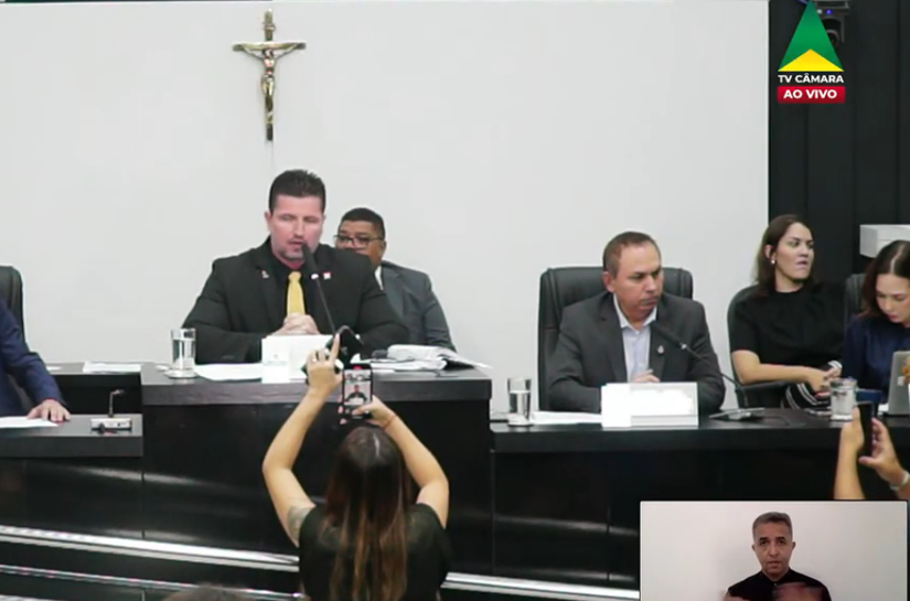 Contrato de R$ 145 milhões assinado por Emanuel Pinheiro é alvo de críticas e suspeitas de prejuízo milionário: “Quem guardou dinheiro no paletó não merece confiança”, dizem vereadores