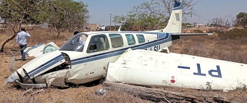 Avião de pequeno porte cai em pista do aeródromo municipal