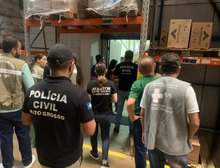 Polícia Civil e Mapa fiscalizam distribuidora de Várzea Grande e retêm mais de 7 mil whiskies com suspeita de adulteração