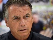 TJ do DF condena Jair Bolsonaro a pagar R$ 150 mil por imagens de crianças 'fazendo arminha' e fala sobre 'pintar um clima'