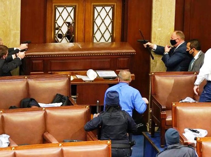 Congresso é invadido por ato pró-Trump em sessão que confirmaria Biden