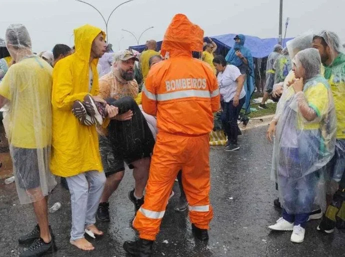 Raio atinge apoiadores de Nikolas Ferreira durante ato em Brasília