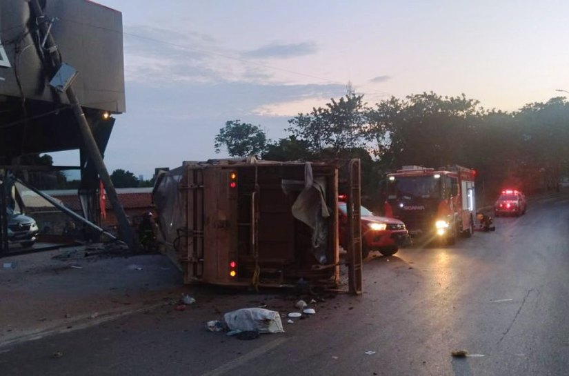 Corpo de Bombeiros realiza desencarceramento de vítima presa às ferragens após acidente