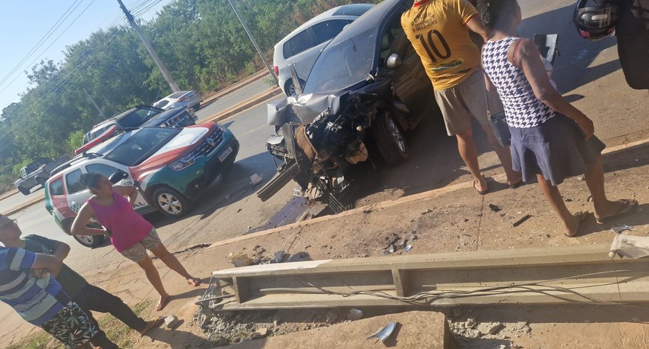 GM intervém em acidente na Filinto Müller: motorista sofre convulsão e derruba poste