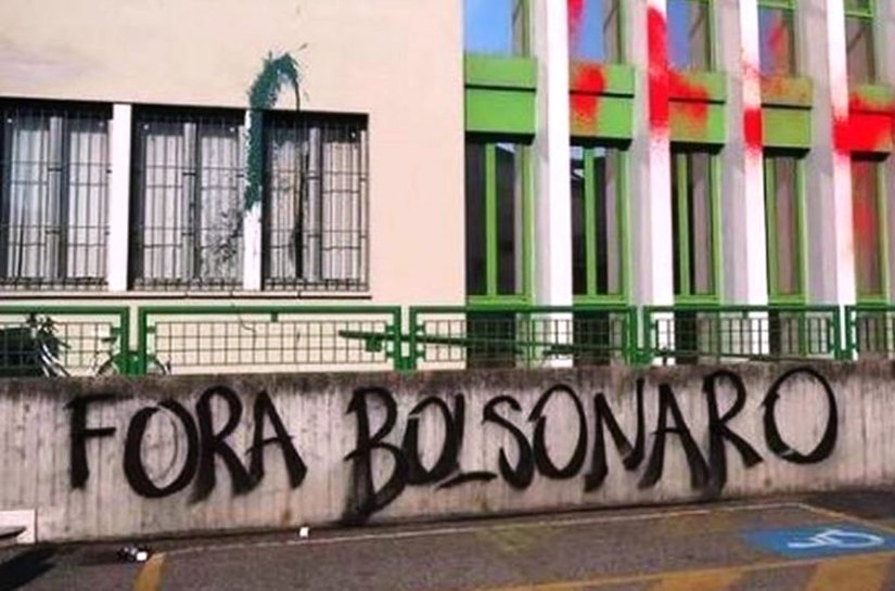 Diocese faz críticas e ativistas jogam fezes em prefeitura da Itália que homenageará Bolsonaro