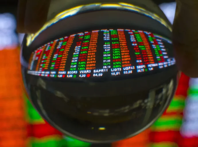 Ibovespa fecha aos 198 mil pontos em novo recorde; dólar cai a R$ 4,99