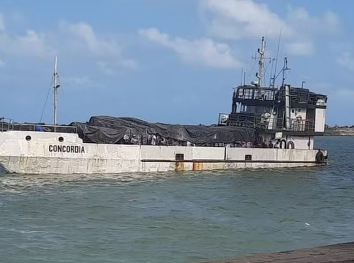 Tripulantes estão desaparecidos após naufrágio de navio de carga no Grande Recife