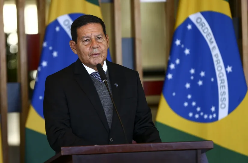 Sem citar Bolsonaro, Mourão afirma que prisão de generais é “infâmia”