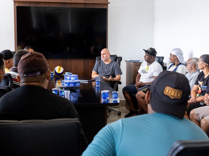 Abílio busca solução para garantir renda e legalidade a comerciantes de peixes do Praeirinho