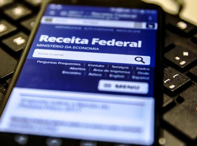 Receita paga hoje lote residual de restituição do IRPF