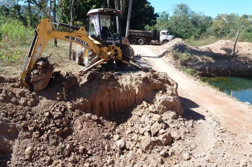 PM flagra extração ilegal de recursos minerais em Santo Antônio de Leverger; maquinário apreendido